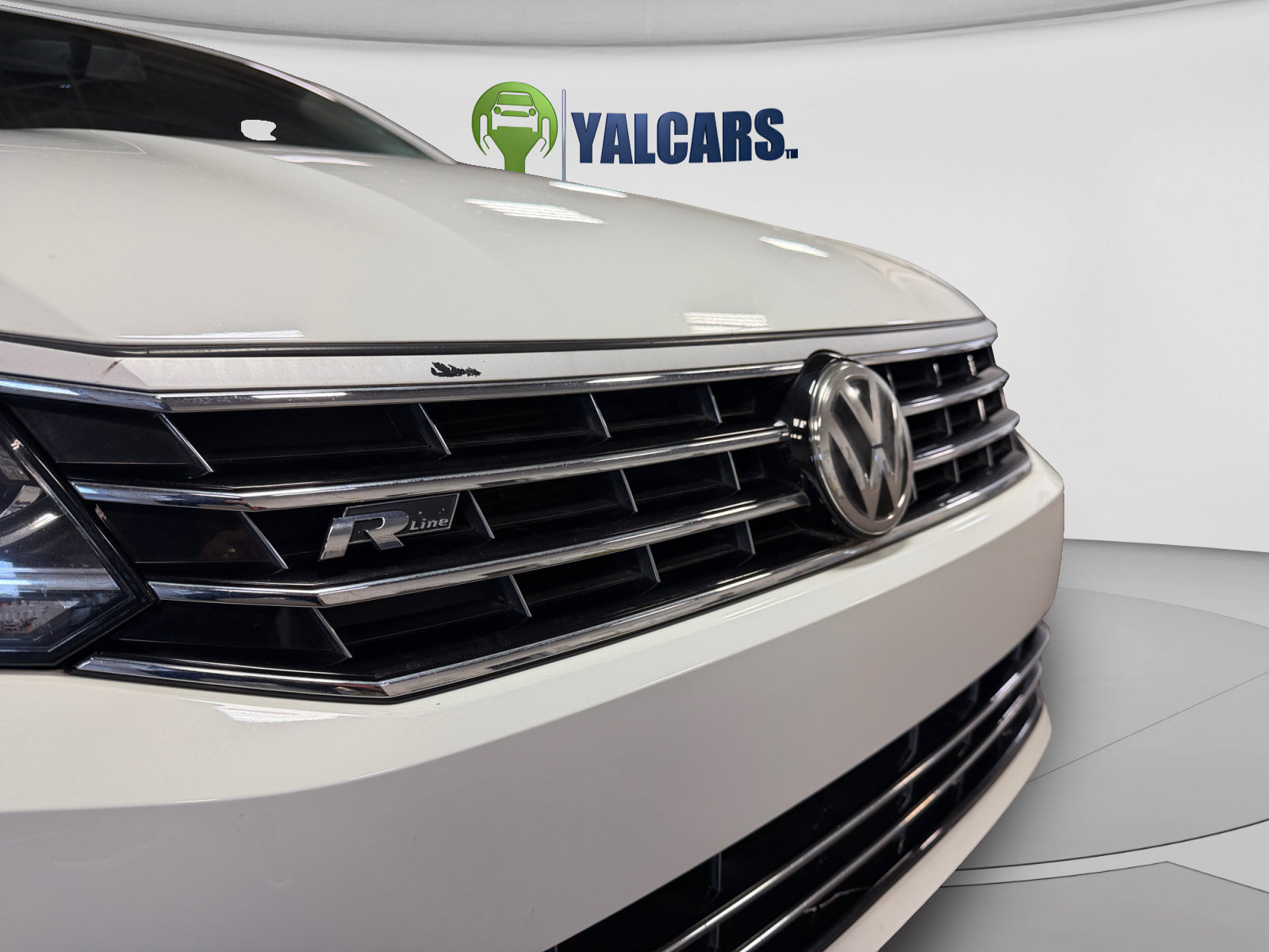 Used 2017 Volkswagen Passat 1.8T R-Line w/ R-Line Lighting Package FWD image 11