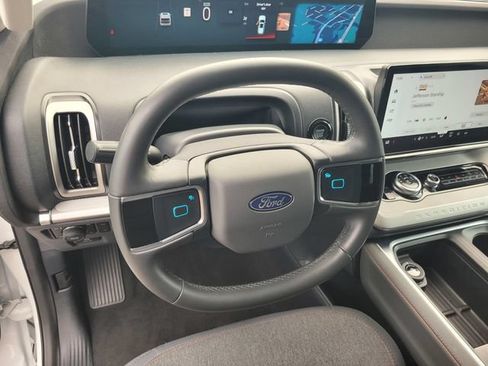Certified 2025 Ford Expedition Active AWD/4WD image 30