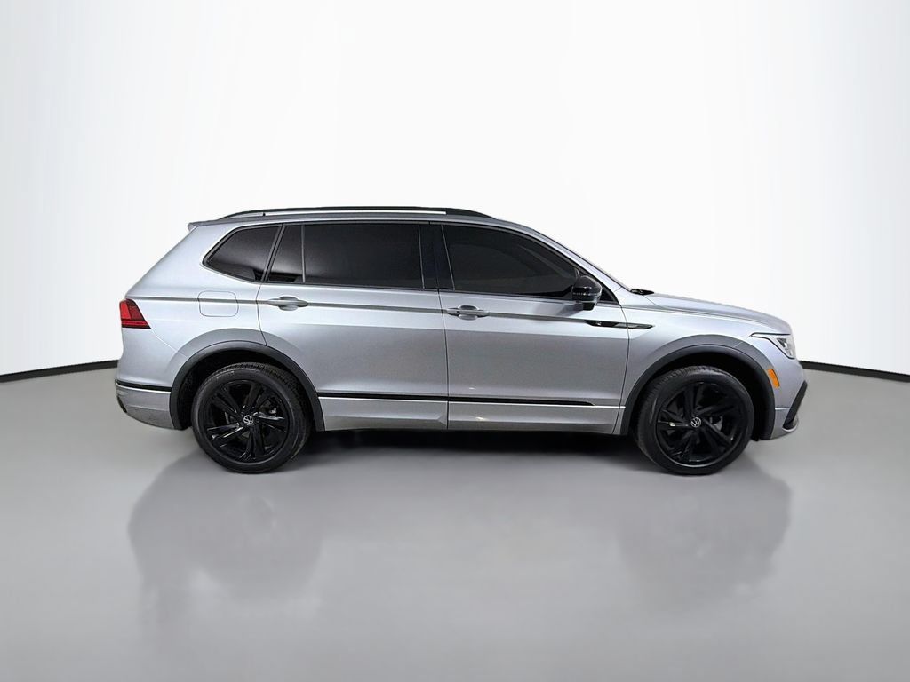 Used 2024 Volkswagen Tiguan SE R-Line AWD/4WD image 5