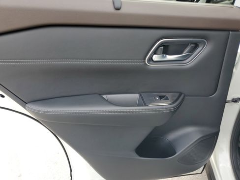 Used 2021 Nissan Rogue SV w/ Premium Package image 30