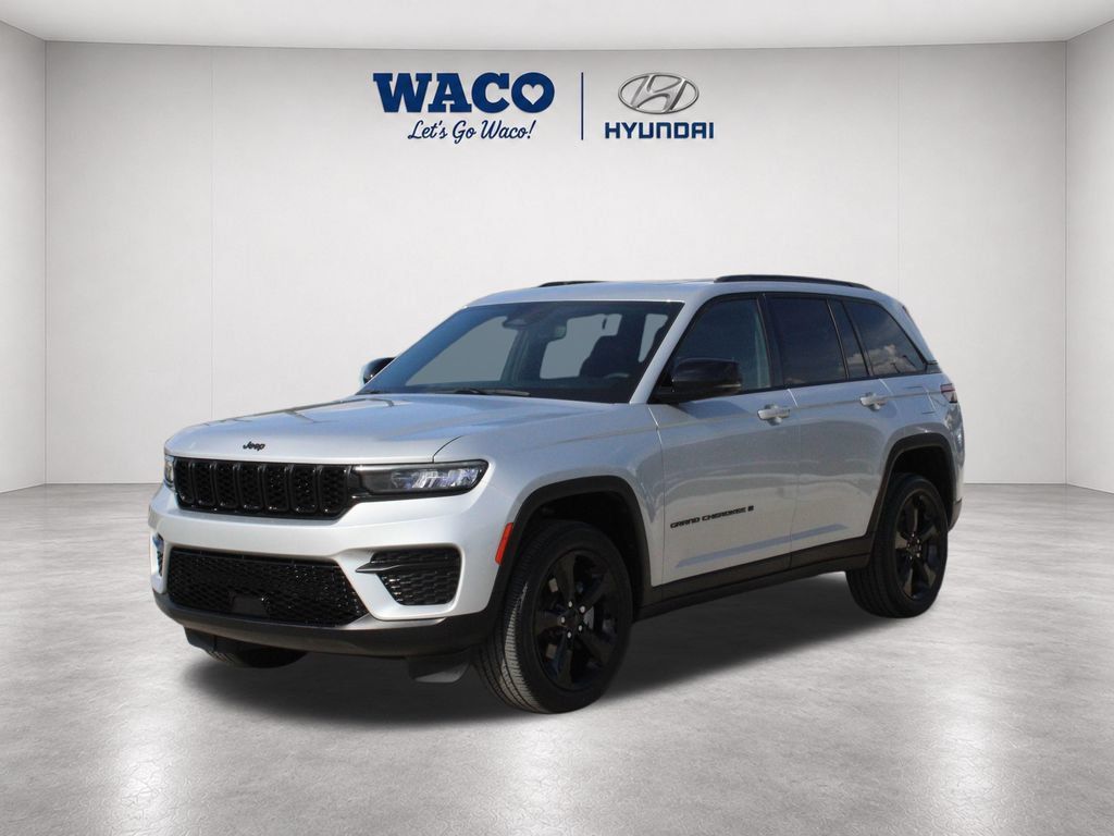 Used 2023 Jeep Grand Cherokee Altitude AWD/4WD image 3