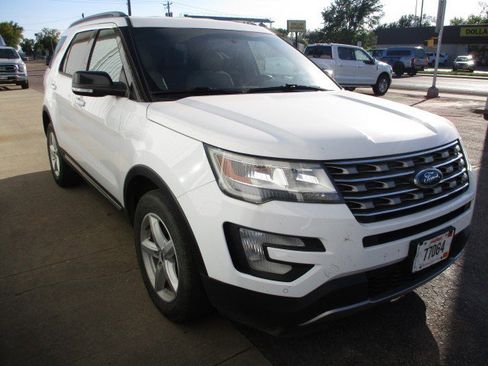 Used 2016 Ford Explorer XLT w/ Equipment Group 202A image 4