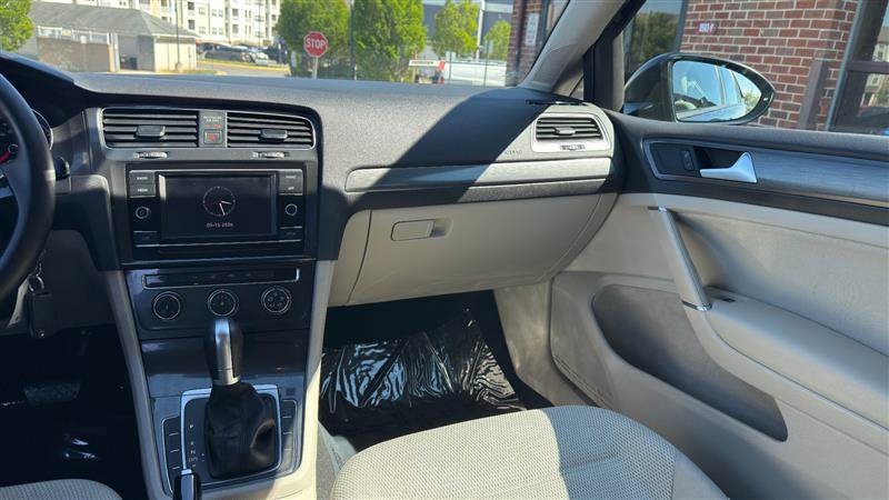 Used 2018 Volkswagen Golf SportWagen FWD image 26