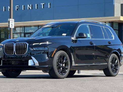Used 2025 BMW X7 xDrive40i w/ Climate Comfort Package image 8