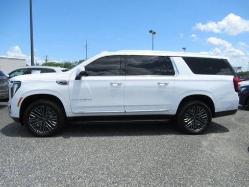 Used 2025 GMC Yukon XL Elevation w/ Elevation Premium Package AWD/4WD image 4