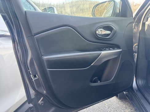 Used 2019 Jeep Cherokee Latitude Plus w/ Cold Weather Group image 12