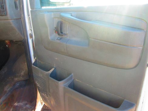 Used 2005 Chevrolet Express 3500 Extended Passenger w/ LS Preferred Equipment Group image 3