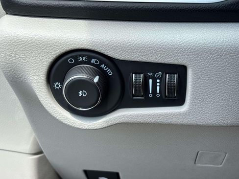 Certified 2024 Chrysler Pacifica Touring-L FWD image 21