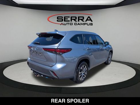 Used 2021 Toyota Highlander XLE AWD/4WD image 12