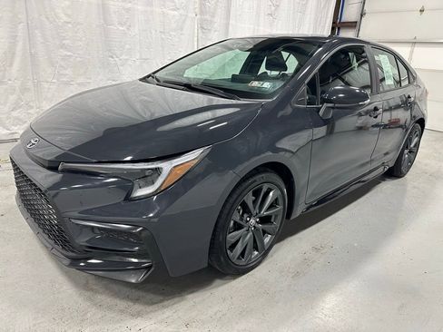 Used 2025 Toyota Corolla SE image 3