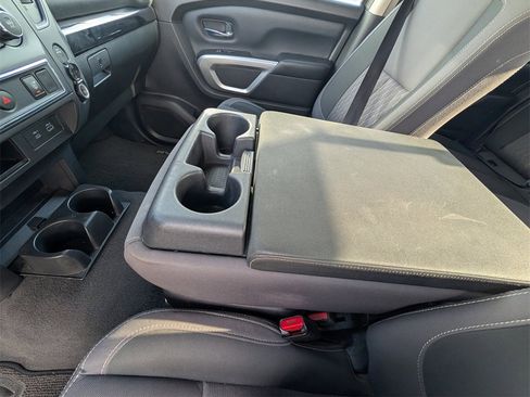 Used 2022 Nissan Titan SV image 16