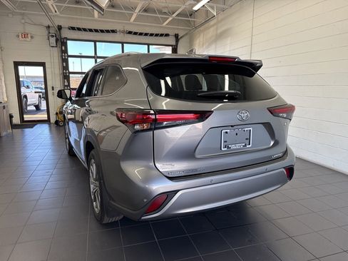 Certified 2025 Toyota Highlander Limited image 6