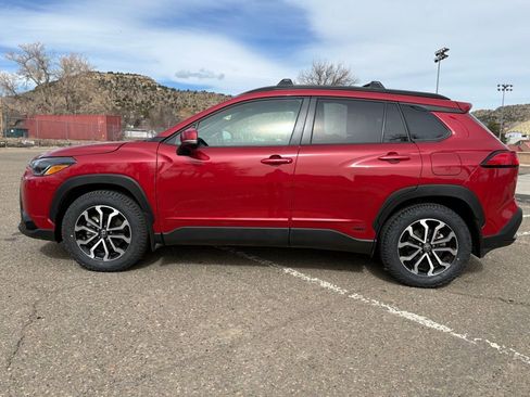 Used 2024 Toyota Corolla Cross SE image 3