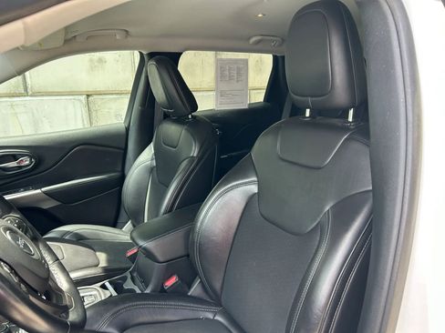 Used 2019 Jeep Cherokee Latitude Plus AWD/4WD image 2
