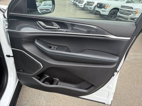 Used 2022 Jeep Grand Cherokee Trailhawk w/ Luxury Tech Group III AWD/4WD image 14