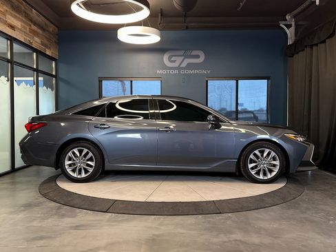 Used 2020 Toyota Avalon XLE w/ Moonroof Package image 2