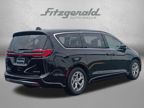 Used 2024 Chrysler Pacifica Limited FWD image 6