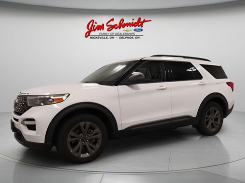 Used 2021 Ford Explorer XLT w/ Equipment Group 202A AWD/4WD image 2