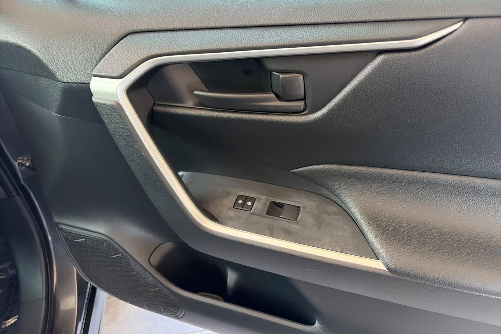 Used 2019 Toyota RAV4 LE FWD image 18