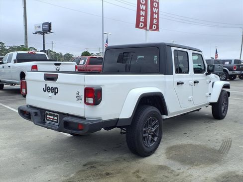Used 2021 Jeep Gladiator Sport image 4
