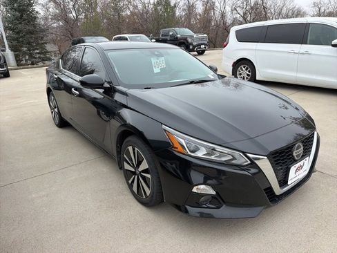 Used 2019 Nissan Altima 2.5 SV image 2