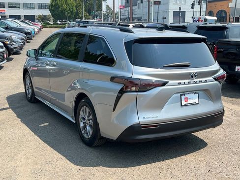 Certified 2025 Toyota Sienna LE AWD/4WD image 5