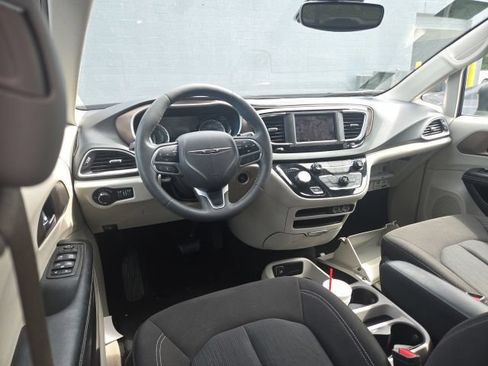 Used 2023 Chrysler Voyager LX FWD image 9