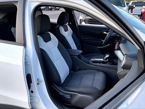 Used 2024 Chevrolet Trax LS w/ LS Convenience Package FWD image 7