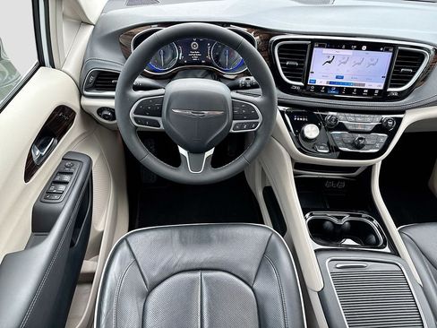 Used 2024 Chrysler Pacifica Limited FWD image 2