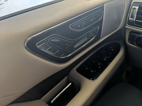 Used 2020 Lincoln Navigator Reserve w/ Luxury Package image 29