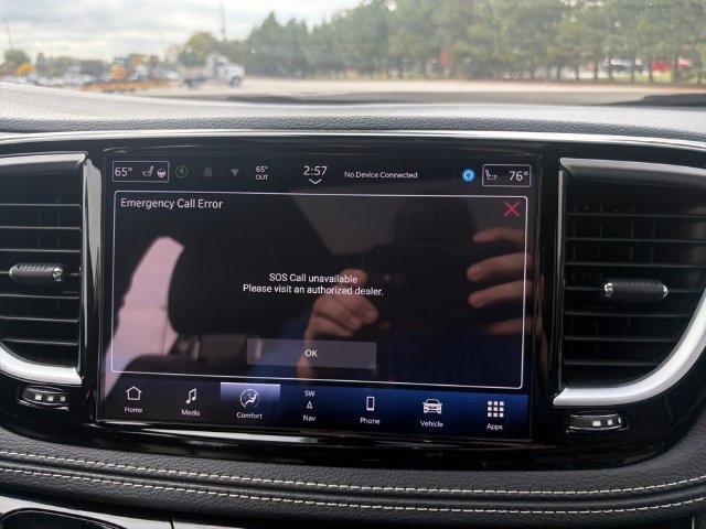 Used 2025 Chrysler Pacifica Limited FWD image 32