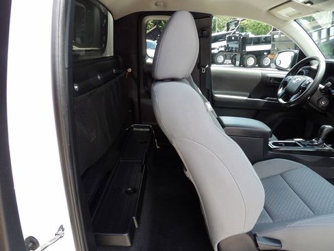 Used 2020 Toyota Tacoma SR image 31