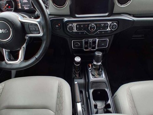 Used 2022 Jeep Wrangler Unlimited Sahara AWD/4WD image 19