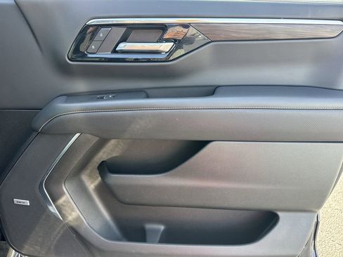 Used 2025 Chevrolet Suburban Premier RWD image 14