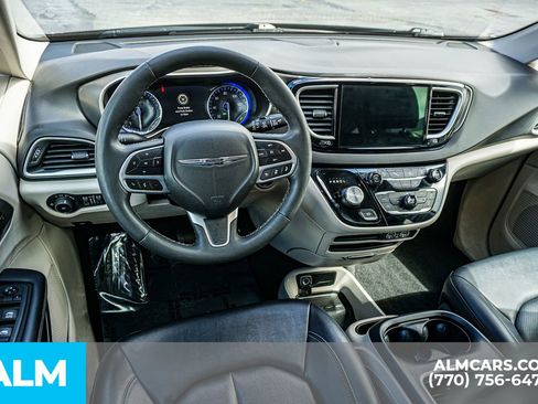 Used 2024 Chrysler Pacifica Touring-L image 29