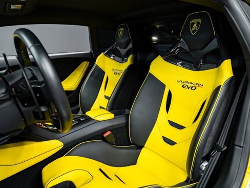 Used 2020 Lamborghini Huracan EVO image 14