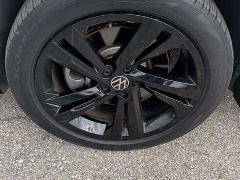 Used 2023 Volkswagen Tiguan SE R-Line image 10