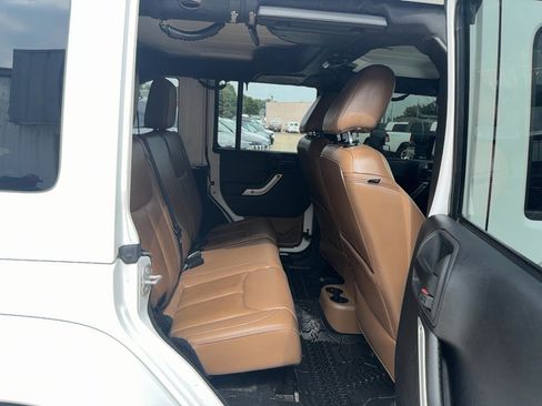Used 2015 Jeep Wrangler Unlimited Sahara w/ Connectivity Group AWD/4WD image 19