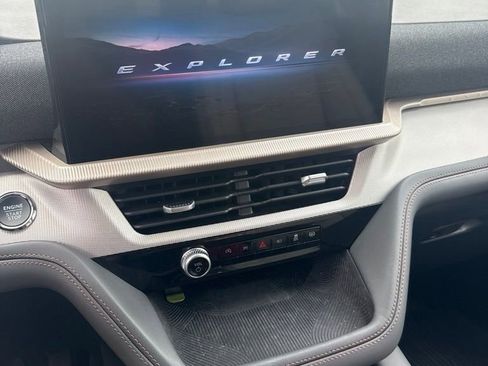Used 2025 Ford Explorer Active w/ Active Comfort Package RWD image 7