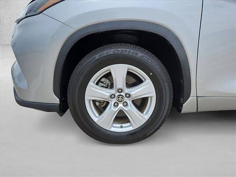 Used 2023 Toyota Highlander LE FWD image 22