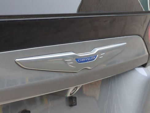 Used 2018 Chrysler Pacifica Touring-L image 12