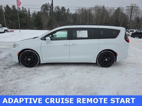 Used 2022 Chrysler Pacifica Touring-L image 6