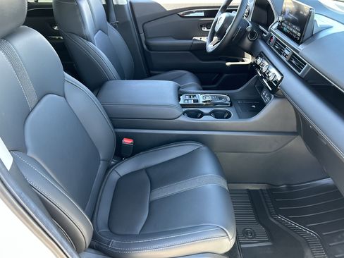 Used 2025 Honda Pilot EX-L image 10