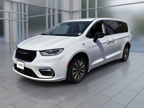 Used 2024 Chrysler Pacifica Limited FWD image 6
