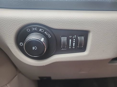 Used 2022 Chrysler Pacifica Touring-L w/ Uconnect Theater Family Group FWD image 33
