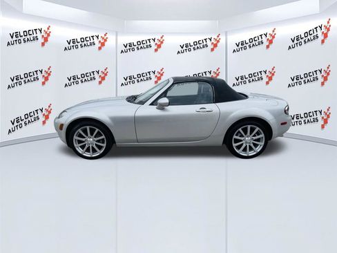 Used 2006 MAZDA MX-5 Miata Grand Touring RWD image 17