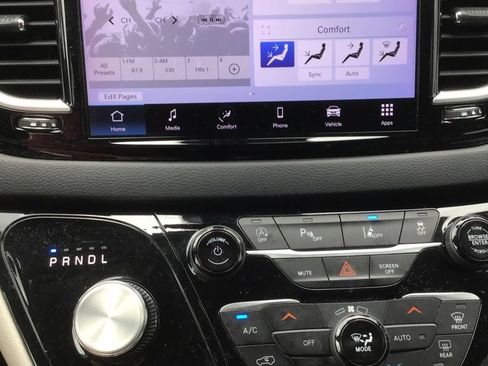 Used 2023 Chrysler Pacifica Touring-L FWD image 12