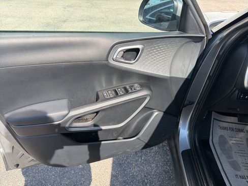 Used 2025 Kia Soul LX w/ LX Technology Package FWD image 26