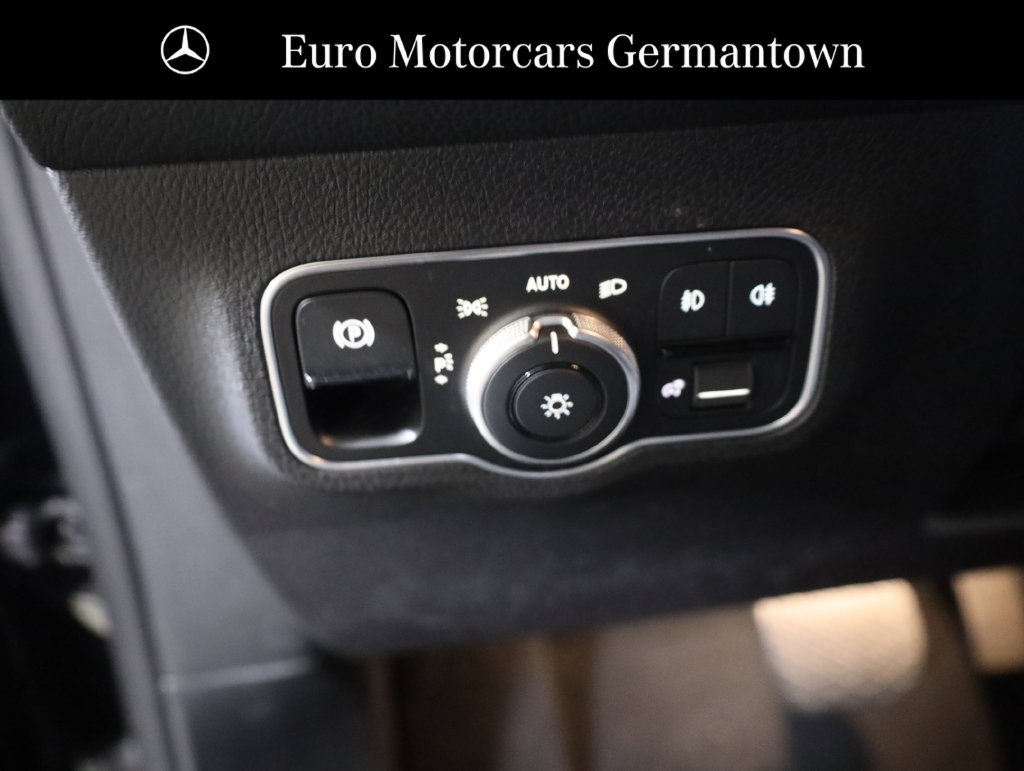 Used 2023 Mercedes-Benz GLB 250 4MATIC w/ Premium Package image 10