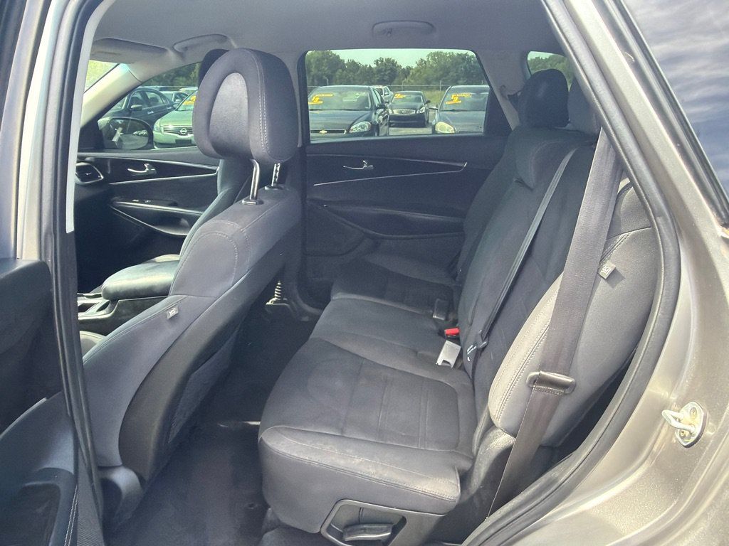 Used 2017 Kia Sorento LX FWD image 12